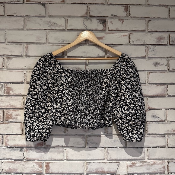 Levi’s Yvie statement blouse black and cream floral puff sleeve top - Picture 6 of 8